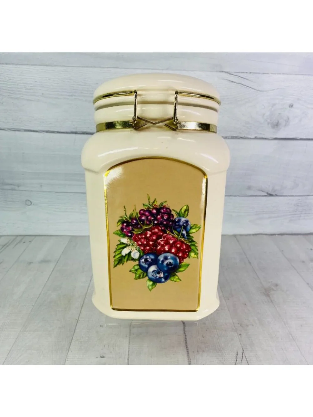 Knott's Berry Farm STRAWBERRY BLUEBERRIES Floral Ceramic Ivory 10